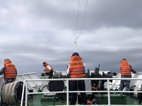 Tàu 409 cứu kéo thành công tàu cá tỉnh Quảng Ngãi bị mắc cạn