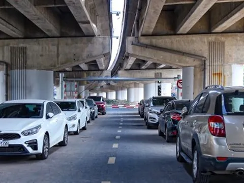 Hà Nội: Cầu vòm 65 tỷ đồng dành cho xe máy biến thành bãi đỗ ô tô, nơi đổ rác