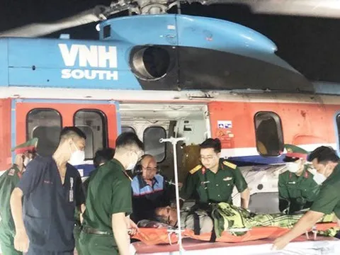 Vượt mưa giông, trực thăng đưa ngư dân từ đảo Sinh Tồn vào đất liền điều trị