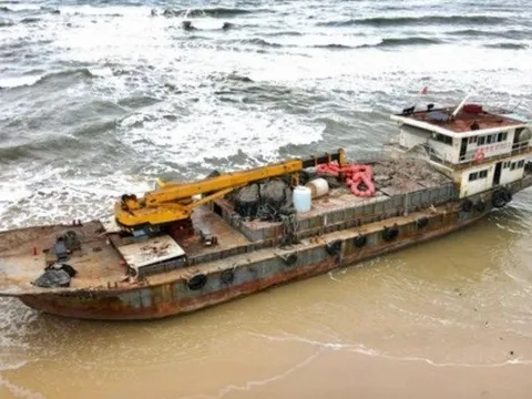 Xử lý tàu lớn không có người trôi dạt vào bờ biển Quảng Trị