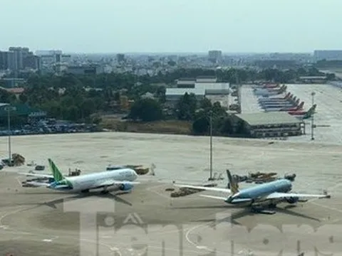 Sân bay Tân Sơn Nhất quá tải ban ngày, tăng chuyến đêm 'cứu' khách dịp Tết