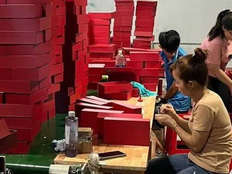 Độc, lạ hộp quà Tết thiết kế riêng