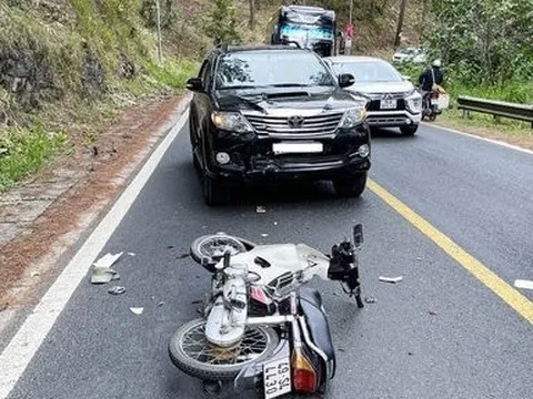 Phóng viên đưa người tai nạn giao thông đi cấp cứu