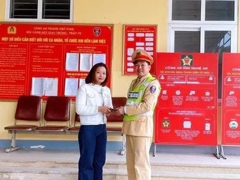 Nghệ An: Nhặt được 30 triệu đồng, CSGT tìm người đánh rơi