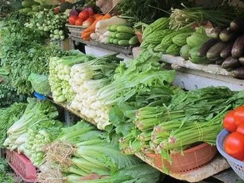 Chuyện lạ: Tôm hùm Alaska, cua hoàng đế... đại hạ giá gần 1 triệu đồng, rau xanh lại đắt ngang với tiền thịt, cá