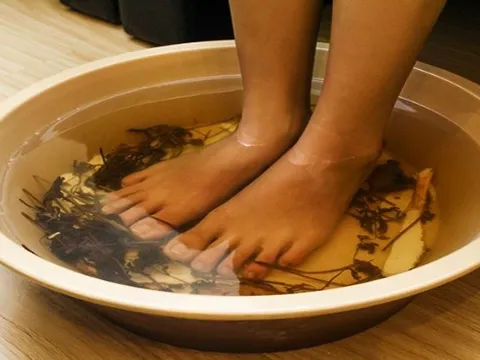 Ngâm chân với loại nước này trước khi đi ngủ không chỉ giúp khí huyết lưu thông, ngủ ngon hơn mà còn cải thiện được 3 vấn đề khác của cơ thể