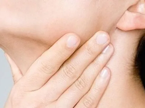 Xử trí thế nào khi bị hóc xương gà?