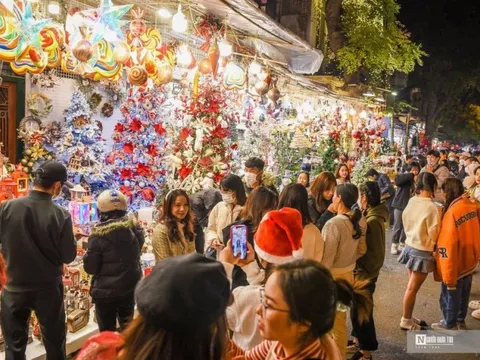 Người dân chen chân trên phố Hàng Mã đón Giáng sinh sớm