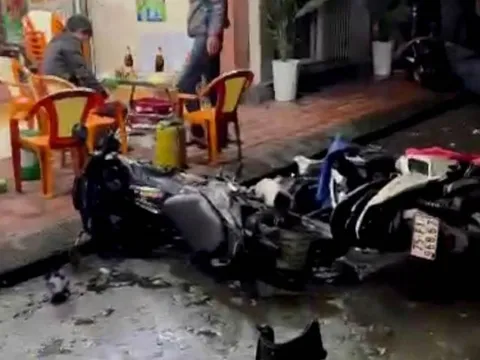 Clip: Hiện trường vụ tài xế ô tô tông liên hoàn 8 xe máy rồi lái xe bỏ chạy