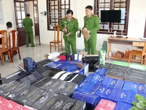 Quảng Bình: Thu giữ lượng lớn chai rượu ngoại lậu trong thùng trái cây