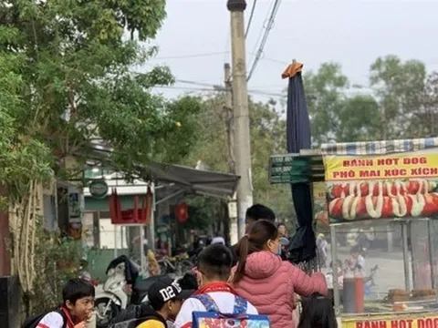 Đồ ăn, đồ chơi không rõ nguồn gốc trước cổng trường: Không an toàn vẫn cho trẻ dùng