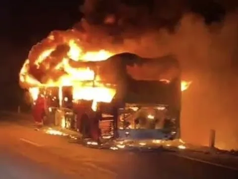 Bình Thuận: Xe khách giường nằm cháy trơ khung khi đang lưu thông