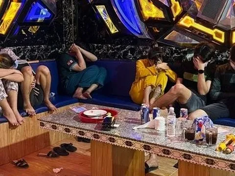 Vĩnh Long: Bắt nhóm thanh thiếu “bay lắc” trong quán karaoke