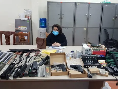 Phát hiện cả nghìn súng ngắn, dao kiếm ở nhà tiểu thương chợ Đông Kinh