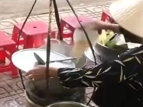 Tiếp tục xử phạt người bán hàng rong đổ thức ăn thừa vào nồi nước lèo