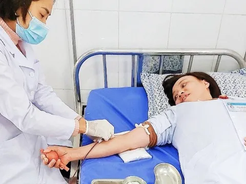 Cán bộ y tế hiến máu cứu cụ ông qua cơn nguy kịch ở Yên Bái