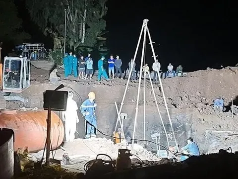 Nỗ lực giải cứu bé 10 tuổi rơi xuống hố trụ bê tông mố cầu sâu 35m