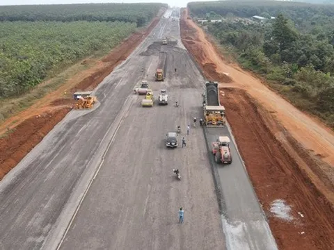 Hình ảnh bất ngờ ở tuyến cao tốc Phan Thiết - Dầu Giây ngày thông xe kỹ thuật