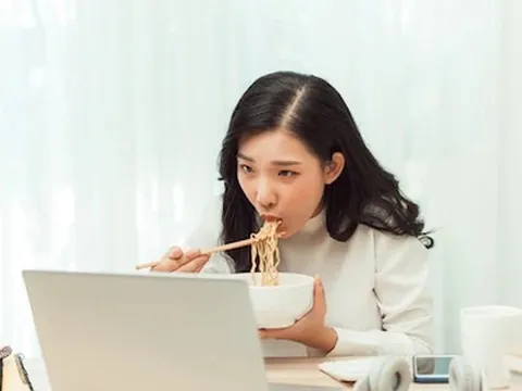 7 thói xấu khi ăn uống khiến dạ dày phải 'kêu cứu'