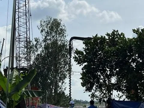 Quyết tâm hạ 5m đất cuối cùng cứu bé trai lọt vào trụ bê tông sâu 35m