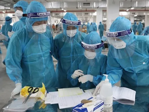 Tìm cách 'giữ chân' nhân viên y tế