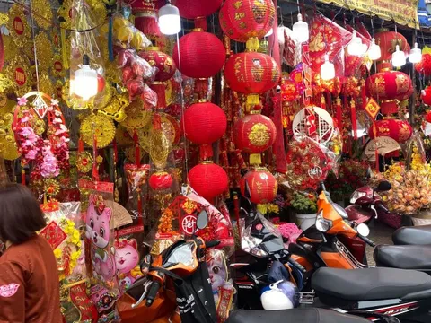 Vật trang trí Tết hình mèo lên ngôi
