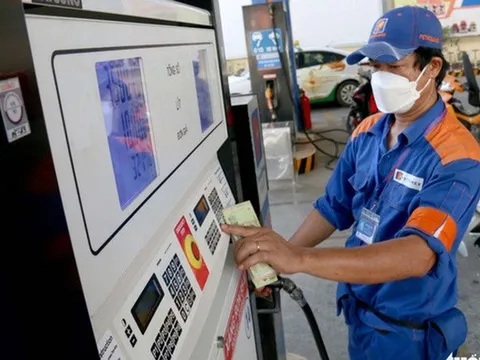 Vì sao trong ba ngày có tới hai phiên điều chỉnh giá xăng dầu?