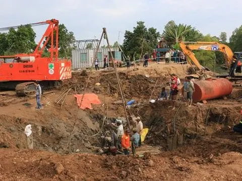 Vụ bé trai lọt vào trụ bê-tông: Sắp đưa được trụ lên khỏi mặt đất