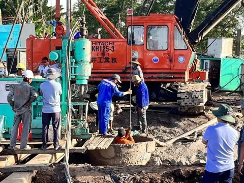 Ngày thứ 7 tìm kiếm bé trai lọt vào trụ bê tông ở Đồng Tháp