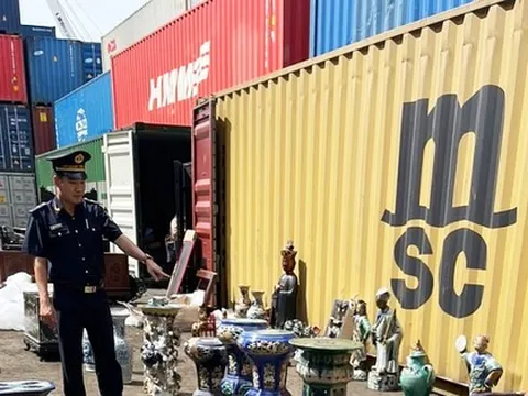 Lô đồ cổ hơn 100 năm tuổi nhập lậu từ Pháp về TPHCM