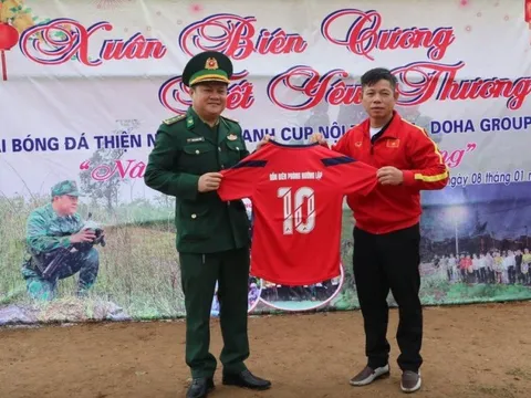 Lính biên phòng xuống sân đá bóng góp tiền giúp dân nghèo đón Tết