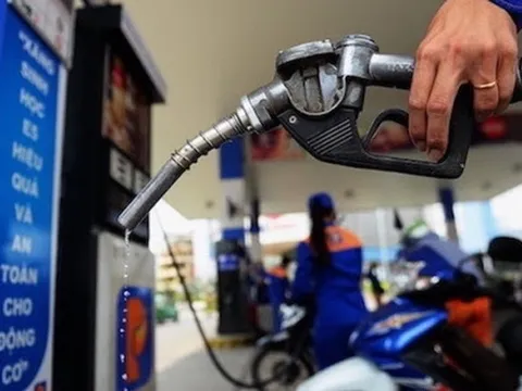 Doanh nghiệp xăng dầu lỗ vì cách tính giá lạc hậu, Bộ Công Thương đề xuất gì?