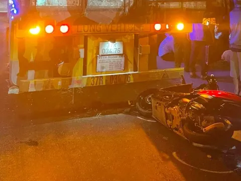 Bình Thuận: Xe máy va chạm với xe đầu kéo, một người tử vong