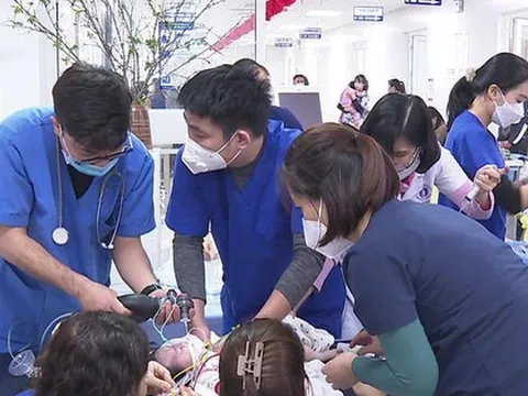 Bé 2 tháng tuổi ngừng tuần hoàn sau 3 ngày sốt cao ở nhà