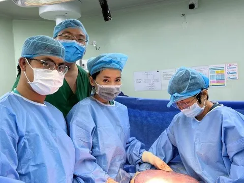 Vừa phẫu thuật lấy thai, vừa cắt khối u 8kg