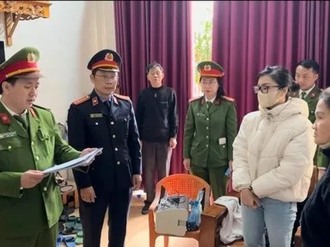 Nữ cán bộ ngân hàng bị tố lừa đảo hơn 70 tỷ đồng bật khóc khi bị bắt