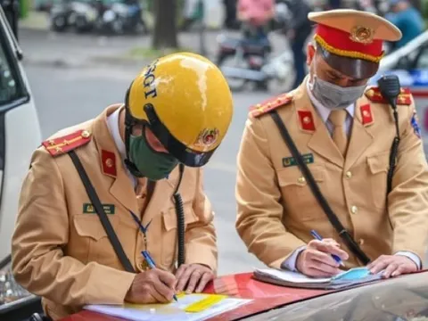 Xử phạt 3 người theo dõi, báo tin cho tài xế “né chốt” CSGT