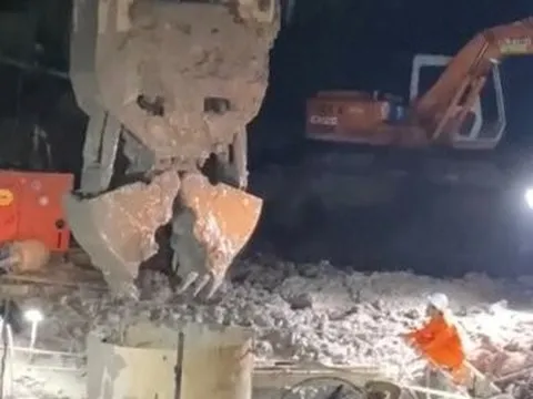 Thi thể bé trai lọt vào trụ bê tông sẽ sớm được đưa lên mặt đất