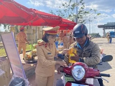 CSGT Đắk Nông hỗ trợ người dân trên đường về quê ăn Tết