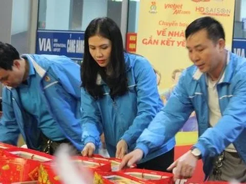 Chuyện chưa kể về những người đi sớm về khuya, thức đêm đón công nhân