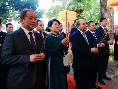 Chủ tịch nước cùng các kiều bào dâng hương tại Điện Kính Thiên