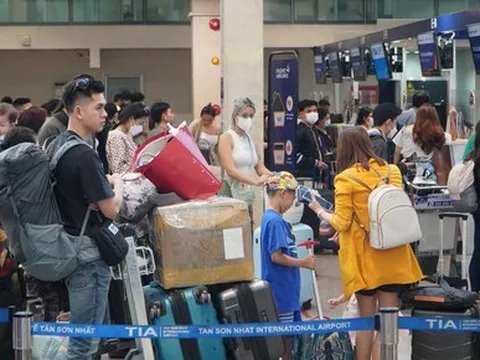 Dòng người xếp hàng dài đợi làm thủ tục ở sân bay Tân Sơn Nhất