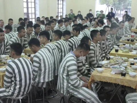 Bữa cơm tất niên đầy hương vị Tết cho phạm nhân trong trại tạm giam