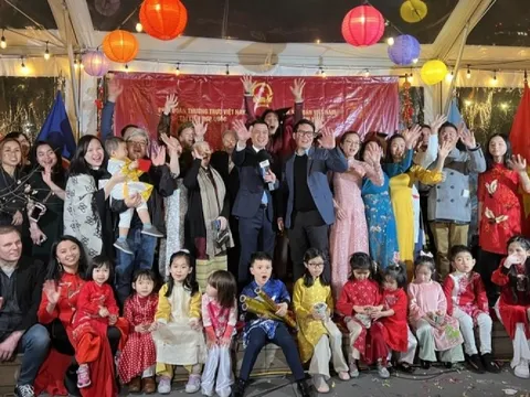 'Xuân Quê hương' ấm lòng người xa xứ