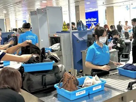 Sân bay Tân Sơn Nhất đón khách đông kỷ lục, nhiều người chọn bay đêm