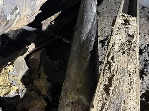 Vụ cháu bé lọt trụ bê tông: Đưa đoạn bê tông thứ 2 lên mặt đất