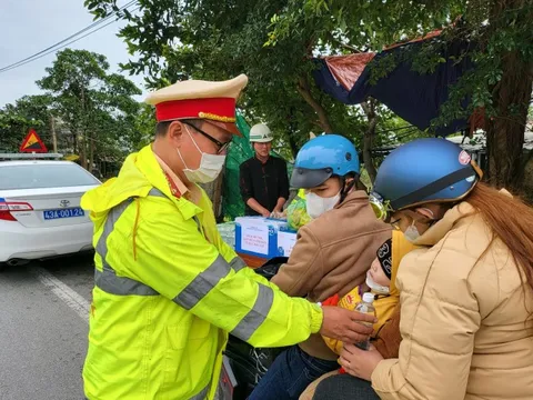 Cảnh sát giao thông giúp người dân vượt đèo Hải Vân về quê ăn Tết