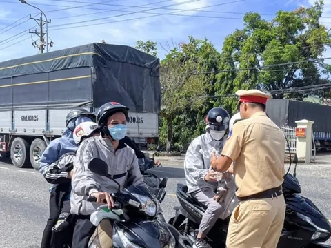 Cảnh sát Giao thông Lâm Đồng tiếp sức người dân về quê đón Tết