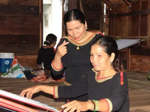 Đưa thổ cẩm đến trời Tây