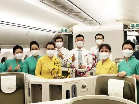 Những “cánh chim” không nghỉ đón giao thừa trên không, đưa người dân về quê đón Tết